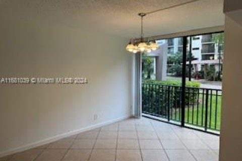 Condo in Sunny Isles Beach, Florida, 2 bedrooms  № 1411914 - photo 25