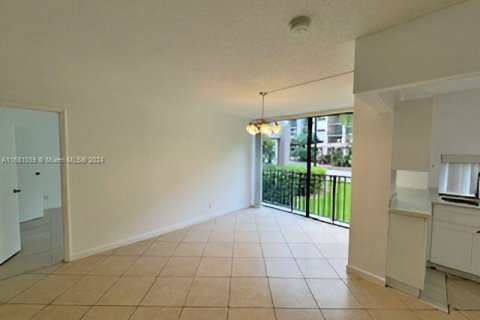 Condo in Sunny Isles Beach, Florida, 2 bedrooms  № 1411914 - photo 28