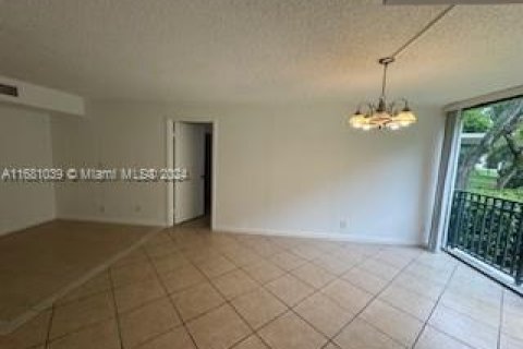 Condo in Sunny Isles Beach, Florida, 2 bedrooms  № 1411914 - photo 11