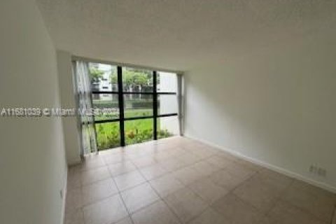 Condo in Sunny Isles Beach, Florida, 2 bedrooms  № 1411914 - photo 12