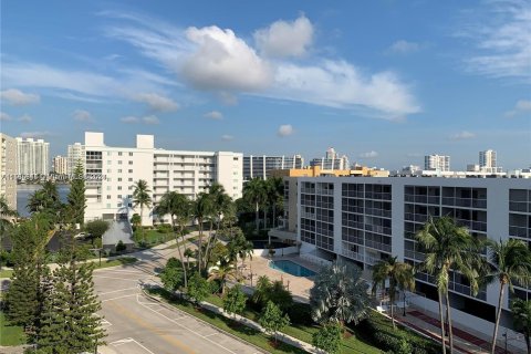 Copropriété à vendre à Sunny Isles Beach, Floride: 2 chambres, 137.22 m2 № 1171662 - photo 1