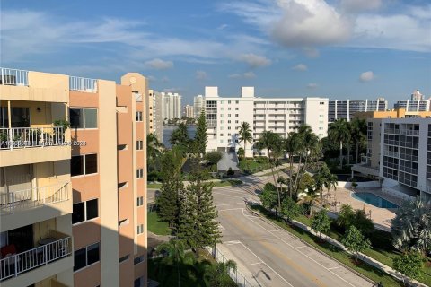 Condo in Sunny Isles Beach, Florida, 2 bedrooms  № 1171662 - photo 2