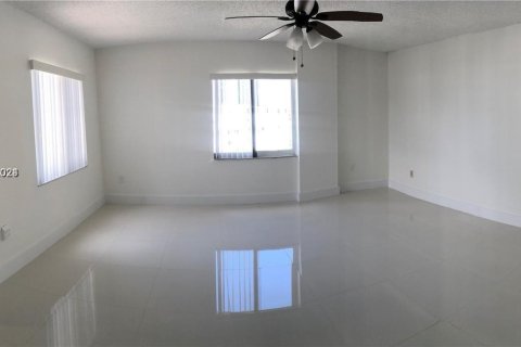 Condo in Sunny Isles Beach, Florida, 2 bedrooms  № 1171662 - photo 9