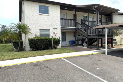 Condominio en venta en New Port Richey, Florida, 2 dormitorios, 82.78 m2 № 1198495 - foto 1