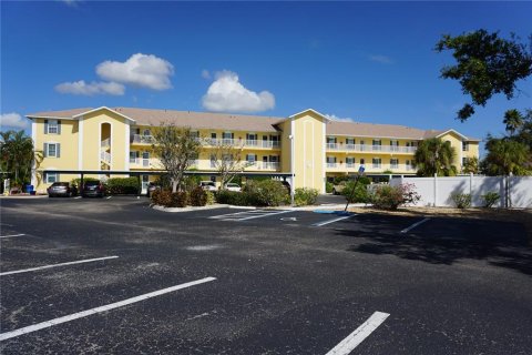 Condo in Punta Gorda, Florida, 2 bedrooms  № 848986 - photo 1