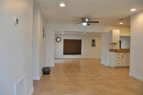 House in Port Charlotte, Florida 3 bedrooms, 135.64 sq.m. № 228006 - photo 8
