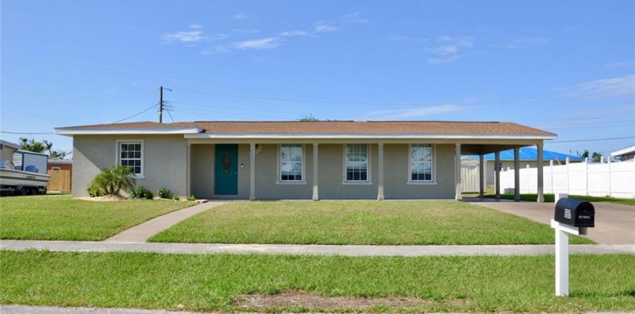 House in Port Charlotte, Florida 3 bedrooms, 135.64 sq.m. № 228006