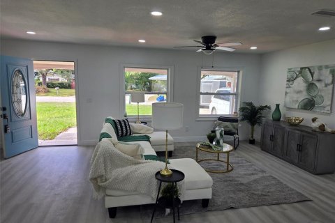 Casa en venta en Brandon, Florida, 5 dormitorios, 220.27 m2 № 1392762 - foto 4