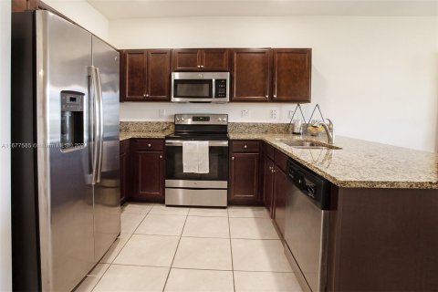 Adosado en venta en Hialeah, Florida, 3 dormitorios, 182.27 m2 № 1406188 - foto 13