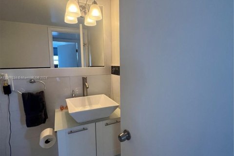 Condo in Miami Beach, Florida, 2 bedrooms  № 1406185 - photo 11