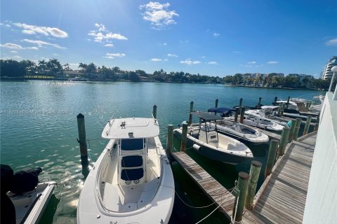 Condo in Miami Beach, Florida, 2 bedrooms  № 1406185 - photo 17