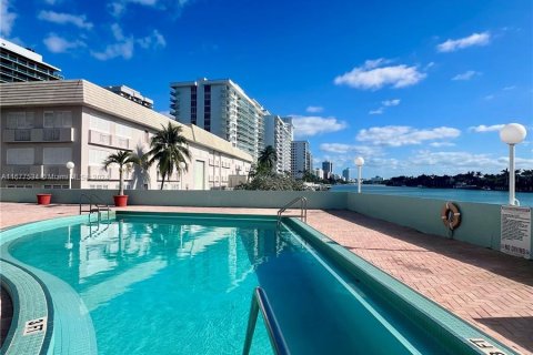 Condo in Miami Beach, Florida, 2 bedrooms  № 1406185 - photo 16