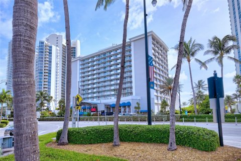 Hotel in Sunny Isles Beach, Florida № 1406186 - photo 4