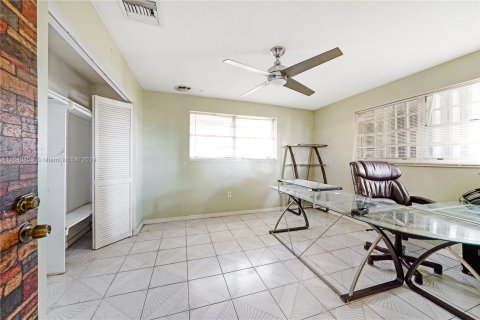 House in Miami, Florida 4 bedrooms, 204.2 sq.m. № 1316279 - photo 25