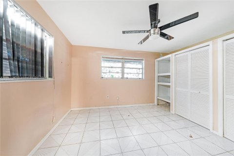 House in Miami, Florida 4 bedrooms, 204.2 sq.m. № 1316279 - photo 24