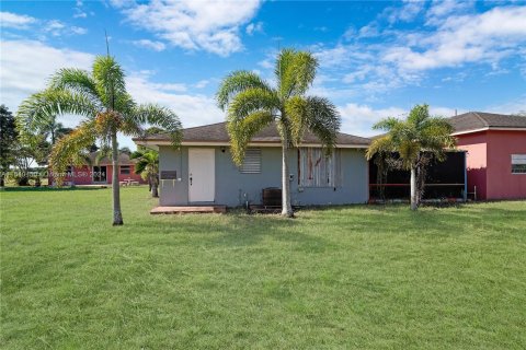 House in Miami, Florida 4 bedrooms, 204.2 sq.m. № 1316279 - photo 1