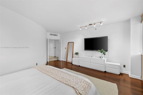 Condo in Miami, Florida, 2 bedrooms  № 1080001 - photo 13