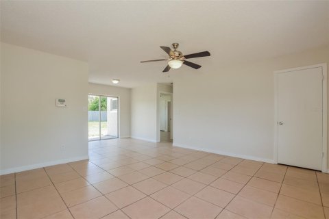 House in Orlando, Florida 4 bedrooms, 108.7 sq.m. № 1115398 - photo 12