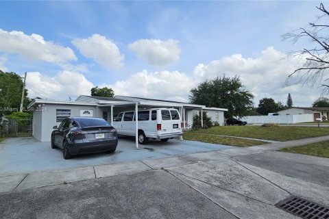 Casa en venta en Lauderhill, Florida, 6 dormitorios, 214.6 m2 № 1120846 - foto 3