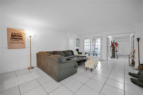 Condo in Miami Beach, Florida, 1 bedroom  № 1270076 - photo 16