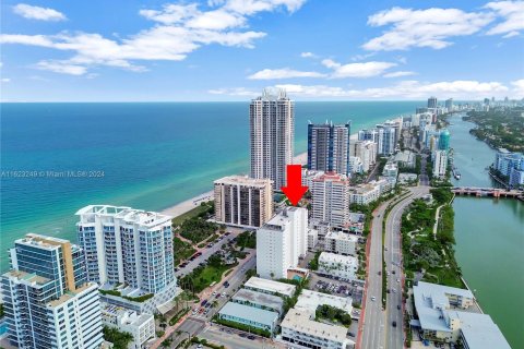 Condo in Miami Beach, Florida, 1 bedroom  № 1270076 - photo 1