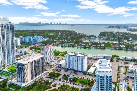 Condo in Miami Beach, Florida, 1 bedroom  № 1270076 - photo 2