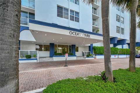 Condo in Miami Beach, Florida, 1 bedroom  № 1270076 - photo 27