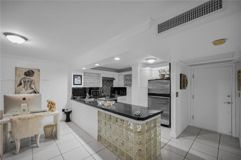 Condo in Miami Beach, Florida, 1 bedroom  № 1270076 - photo 25