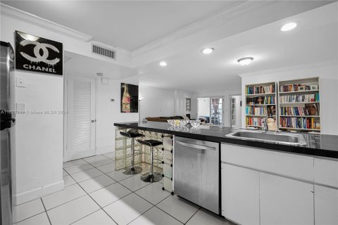 Condo in Miami Beach, Florida, 1 bedroom  № 1270076 - photo 21