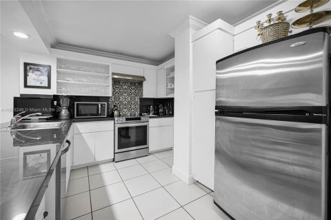 Condo in Miami Beach, Florida, 1 bedroom  № 1270076 - photo 24