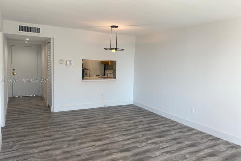 Condo in Miami, Florida, 1 bedroom  № 1355354 - photo 2