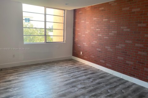 Condominio en alquiler en Miami, Florida, 1 dormitorio, 64.1 m2 № 1355354 - foto 7