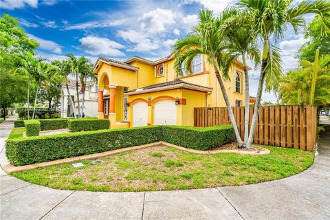 House in Miami, Florida 4 bedrooms, 260.22 sq.m. № 1229777 - photo 2