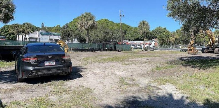 Commercial property in Fort Pierce, Florida № 935224