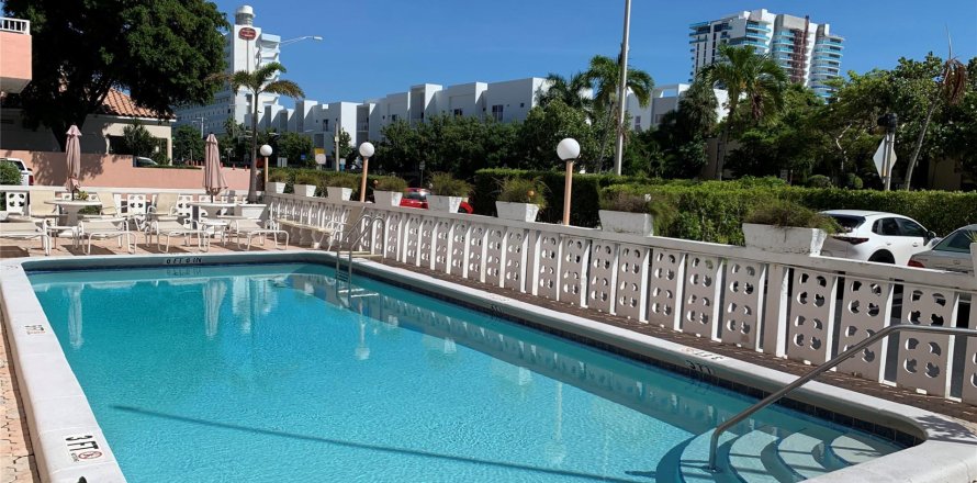 Condo in Pompano Beach, Florida, 1 bedroom  № 935225