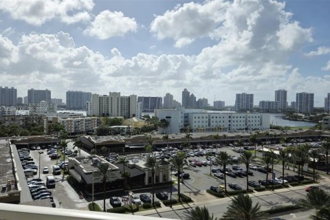 Hotel en venta en Sunny Isles Beach, Florida, 51.19 m2 № 1229804 - foto 18