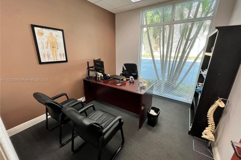 Commercial property in Miami, Florida № 1292945 - photo 10