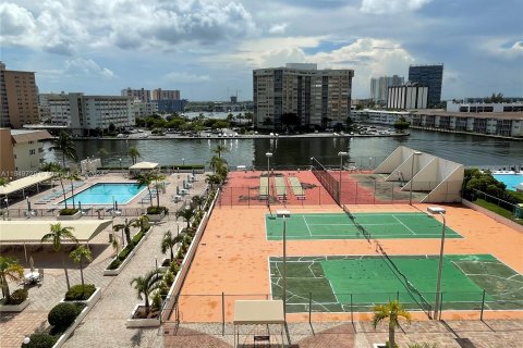 Condo in Hallandale Beach, Florida, 1 bedroom  № 1347719 - photo 1