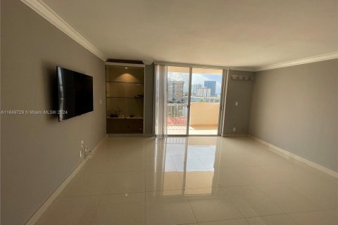 Condo in Hallandale Beach, Florida, 1 bedroom  № 1347719 - photo 8