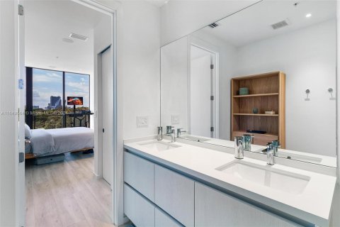 Condo in Miami, Florida, 1 bedroom  № 1347718 - photo 13