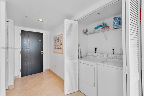 Condo in Miami Beach, Florida, 2 bedrooms  № 1347720 - photo 17