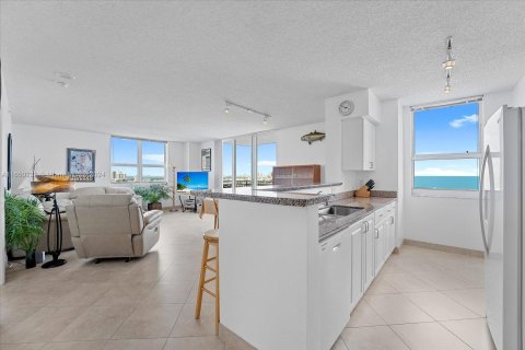 Condo in Miami Beach, Florida, 2 bedrooms  № 1347720 - photo 6