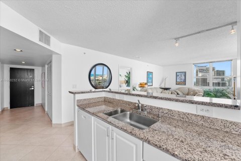 Condo in Miami Beach, Florida, 2 bedrooms  № 1347720 - photo 21