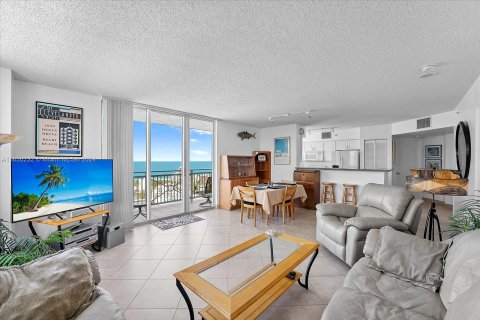 Condo in Miami Beach, Florida, 2 bedrooms  № 1347720 - photo 1