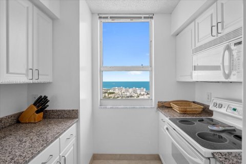 Condo in Miami Beach, Florida, 2 bedrooms  № 1347720 - photo 16