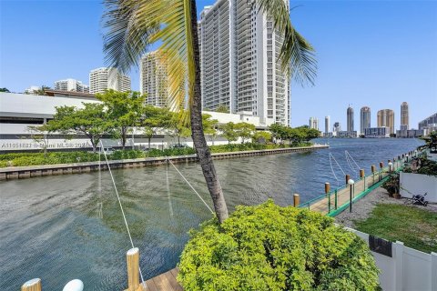 Adosado en venta en North Miami Beach, Florida, 2 dormitorios, 138.89 m2 № 1345243 - foto 22