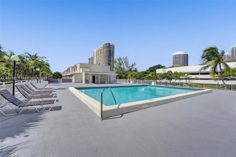 Touwnhouse à vendre à North Miami Beach, Floride: 2 chambres, 138.89 m2 № 1345243 - photo 17