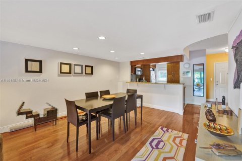 Adosado en venta en North Miami Beach, Florida, 2 dormitorios, 138.89 m2 № 1345243 - foto 6