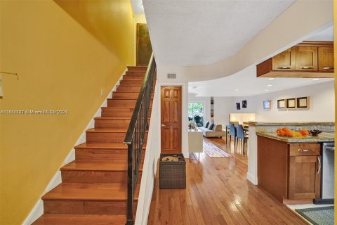 Townhouse in North Miami Beach, Florida 2 bedrooms, 138.89 sq.m. № 1345243 - photo 3