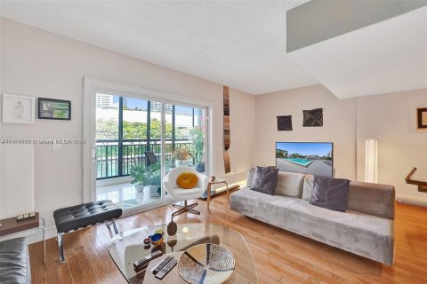 Townhouse in North Miami Beach, Florida 2 bedrooms, 138.89 sq.m. № 1345243 - photo 8